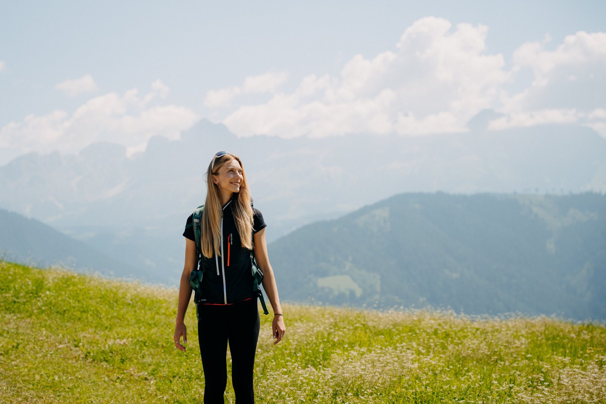Julia beim Wandern vor den Dolomiten